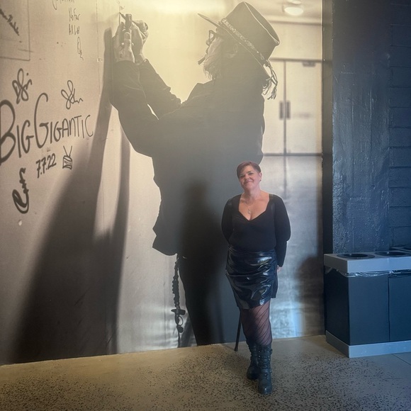 Meet your Poshers, James & Heather. - Picture 7 of 13